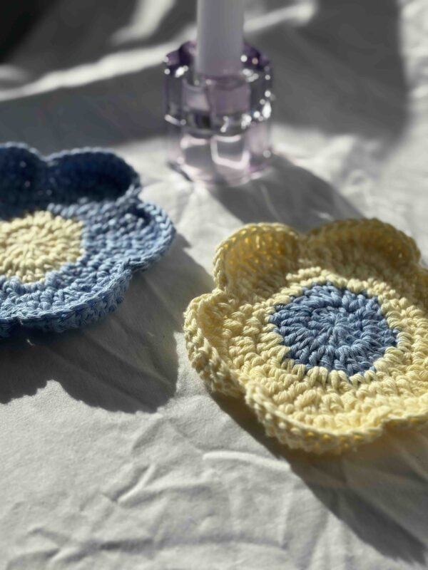 Sous-tasse Daisy – Duo Bleu Ciel & Jaune Pastel – Image 4