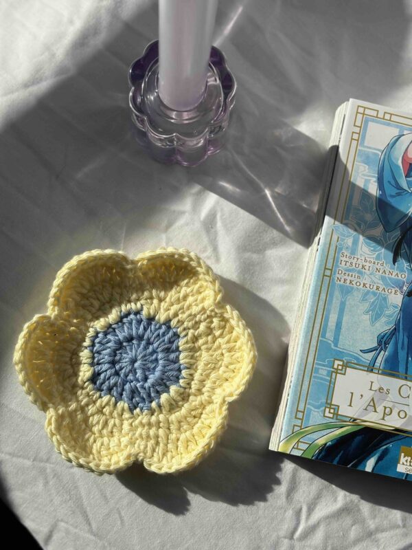 Sous-tasse Daisy – Duo Bleu Ciel & Jaune Pastel – Image 3